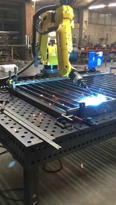 FANUC lasrobot aan het werk in de werkplaats van Phoenix Steelworx in Schimmert, met blauwe lasvlam en vonken
